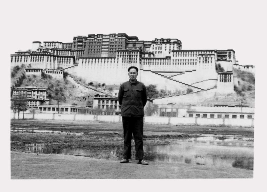 E:\221107\谢庆奎老师后事\谢庆奎老师纪念专栏\四、谢庆奎珍贵照片\1976年10月中旬，谢庆奎带领bat365官网登录入口国政系部分工农兵学员到西藏实习。这是在拉萨市布达拉宫前的空地上。.jpg